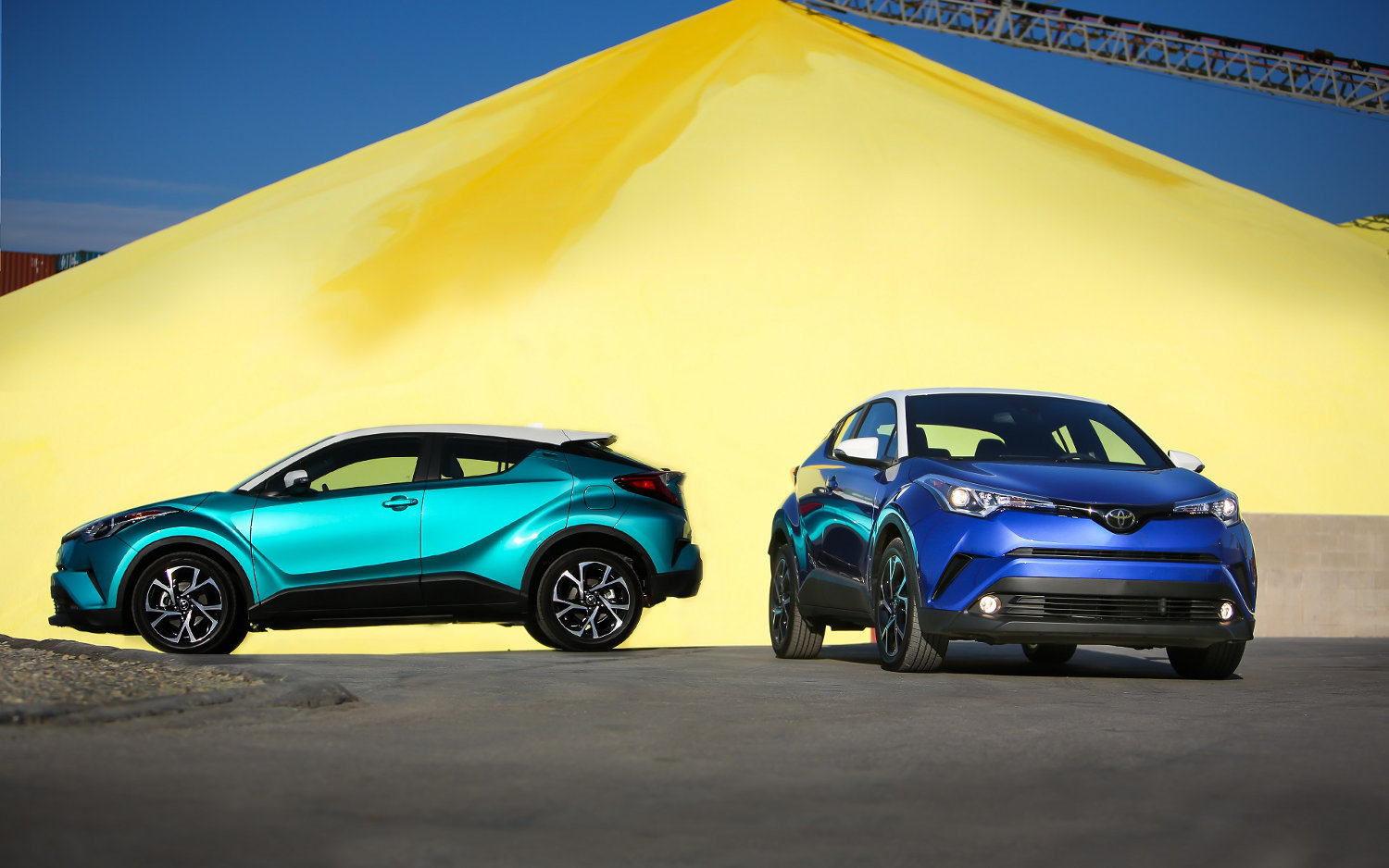 Comparison Toyota Chr 18 Vs Toyota C Hr Hybrid 17 Suv Drive