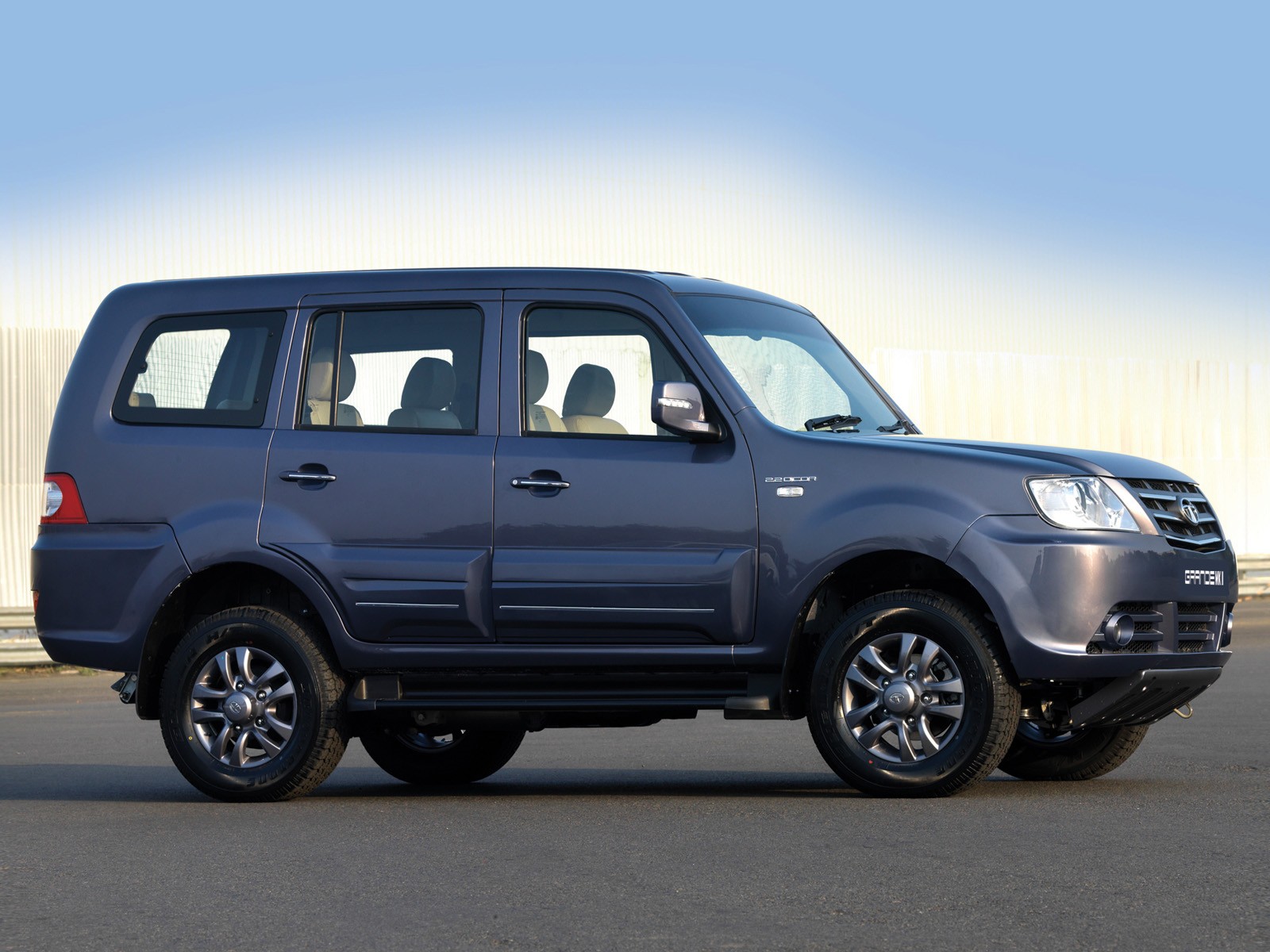 Comparison Tata Sumo Gold Gx 2015 Vs Tata Sumo Grande