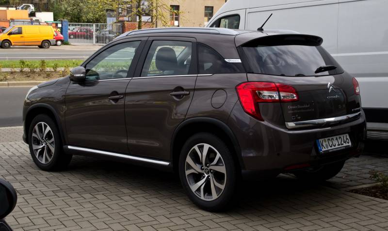Comparison Citroen C4 Aircross Hdi 150 Exclusive 15 Vs Peugeot 08 Gt Line 18 Suv Drive