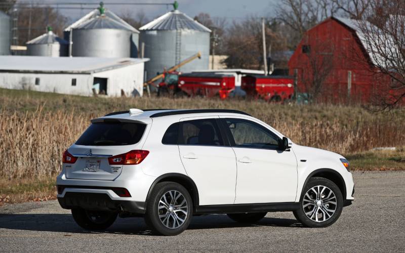 Comparison - Mitsubishi Outlander Sport 2.0 ES 2018 - vs ...