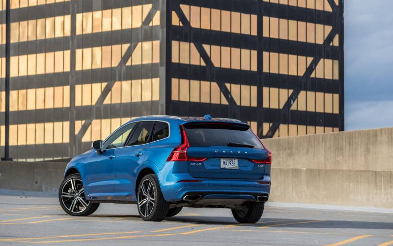 comparison  volvo xc90 t6 rdesign 2019  vs  gmc yukon