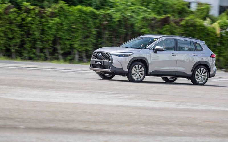 Comparison - Toyota Corolla Cross 2021 - vs - Honda HR-V Sport 