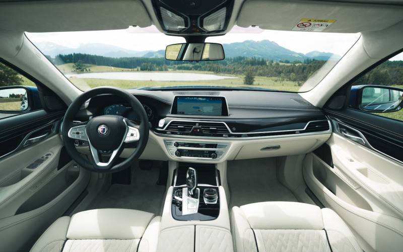 comparison  bmw alpina b7 xdrive 2020  vs  bmw alpina