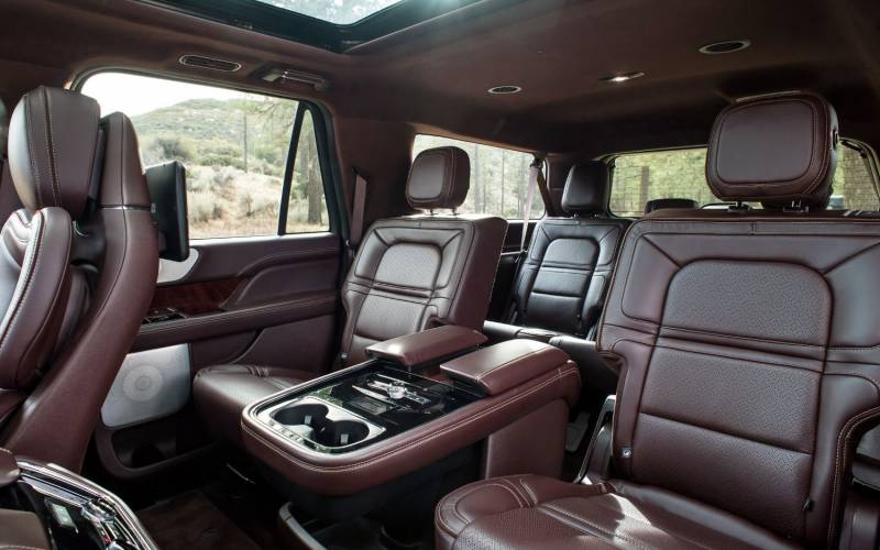 Comparison - Lincoln Navigator Black Label 2018 - vs - GMC ...