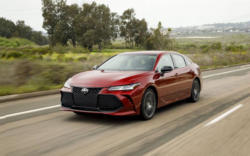 Comparison - Toyota Avalon XLE Hybrid 2019 - vs - Kia Optima EX Hybrid 2018 | SUV Drive