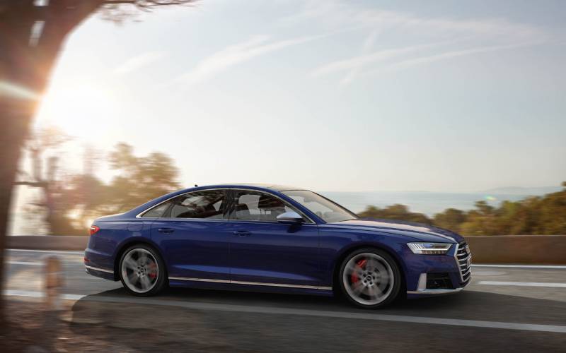 Comparison Audi S8 Plus Quattro 2020 Vs Audi Rs Q8