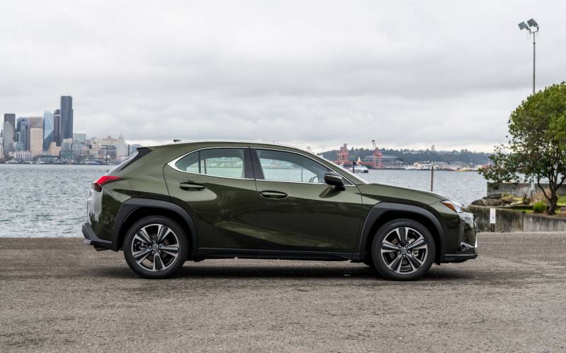 Comparison - Lexus UX 200 2020 - vs - Ford Escape Titanium Hybrid 2020 | SUV Drive