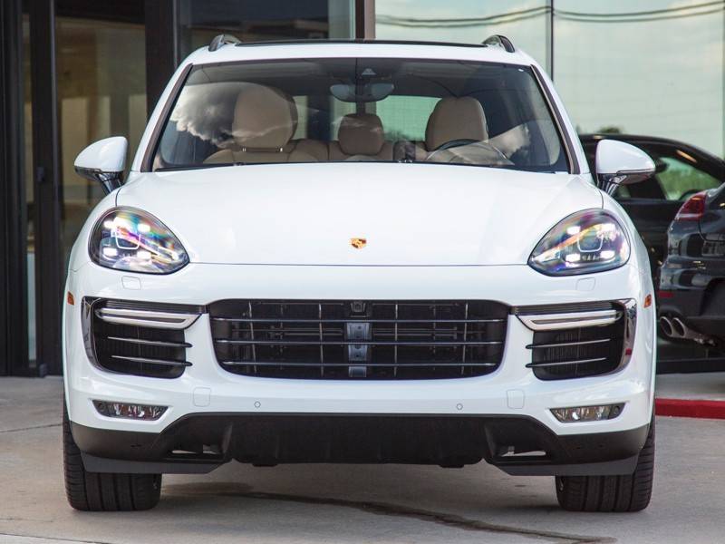 Comparison Porsche Cayenne Turbo 2016 Vs Porsche Macan Turbo 2016 Suv Drive