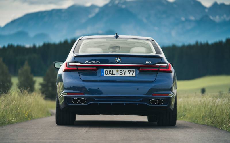 comparison  bmw alpina b7 xdrive 2020  vs  bmw alpina