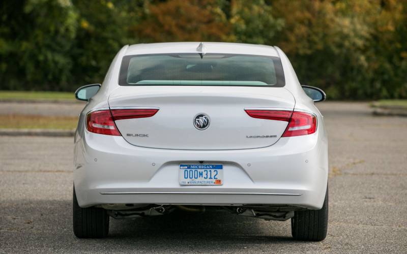 Comparison Cadillac Ct6 Platinum 2018 Vs Buick